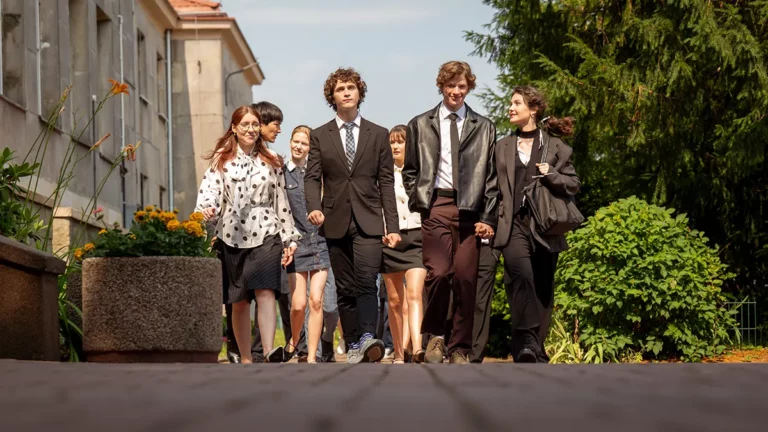 „Piep*zyć Mickiewicza 3” w Disney+: studniówka, dramaty i dorosłość