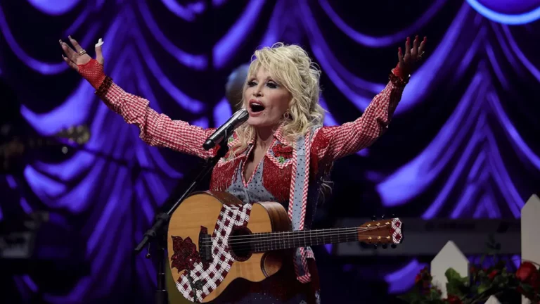 Dolly Parton nie żyje. Gdzie obejrzeć filmy o słynnej artystce? [akt.]